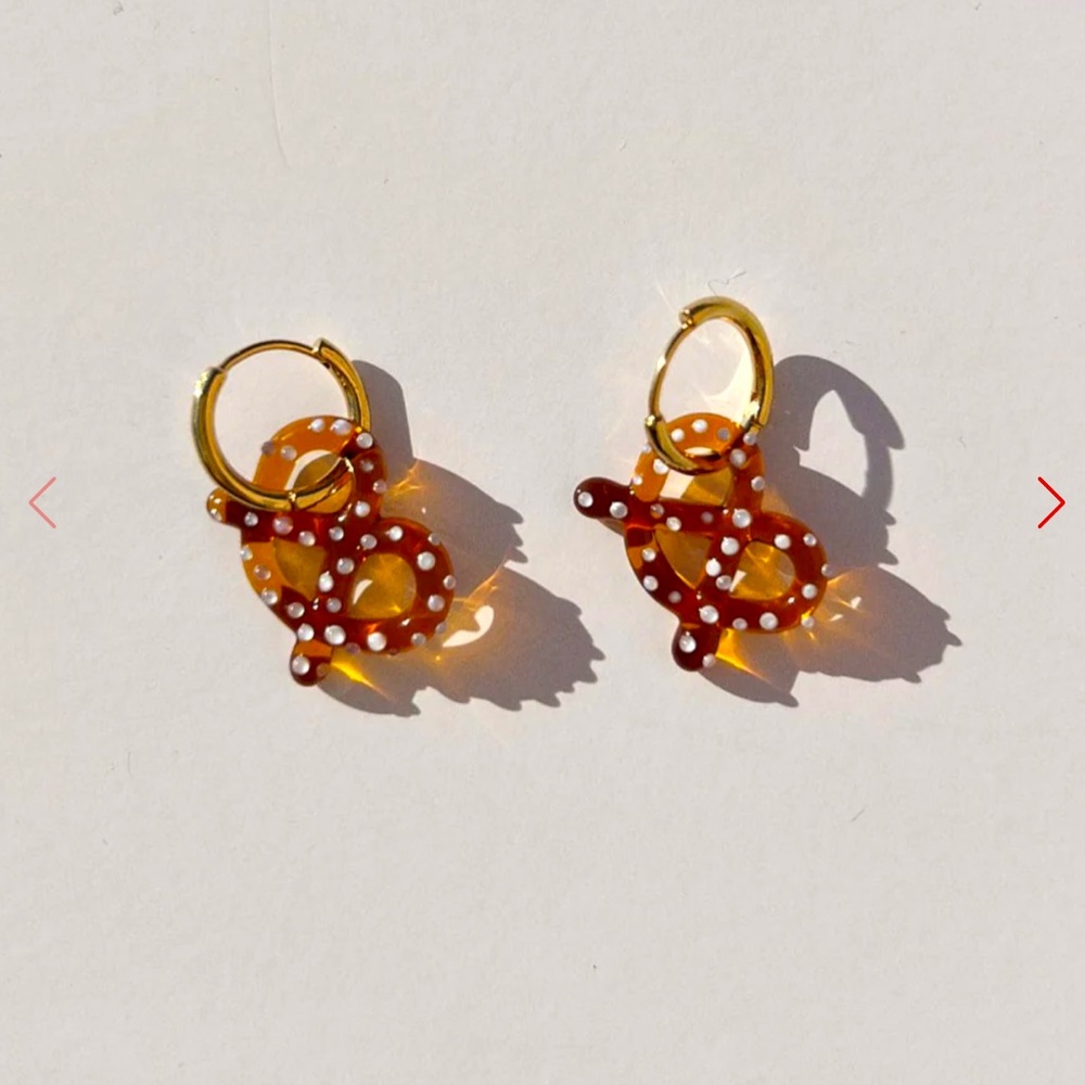 Lisa Says Gah Pretzel hoop earrings-NWOT
